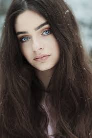 This light shade is really this actress pairs her brown eyes with this deep chocolate brown style. Pin By Kamil Malagocki On Pastel Colors Brown Hair Blue Eyes Brown Hair Blue Eyes Pale Skin Brown Hair Blue Eyes Girl