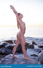 裸体运动的女性在岩石上站库存图片. 图片包括有生活方式, 本质, 岩石, 性感, 运动员, 姿势- 212863027