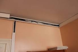 Si non, vous pouvez retirer les dalles de plafond (si elle sont démontables) au fur et à mesure jusqu'à ce que vous atteigniez le mur. Recherche Solution Pour Cacher Des Cables Electriques