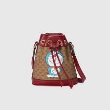 Under the creative direction of #alessandromichele gucci is redefined as a luxury brand with a contemporary approach to fashion. Veow9s62fsvcym