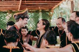 Masyarakat iban di sarawak mempunyai adat perkahwinan yang agak berbeza dengan adat perkahwinan kaum melayu. Ketahui 5 Adat Perkahwinan Unik Masyarakat Di Sabah Sarawak