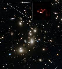 Descubrimiento de polvo interestelar en la era de reionización del  Universo: observaciones con ALMA de una galaxia a z = 8.38, amplificada por  el efecto de lente gravitacional del cúmulo de galaxias