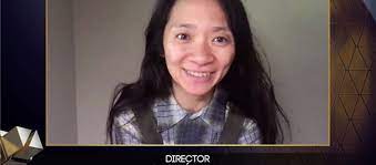 Zhao az amerikai filmakadémiának és a mezőny többi rendezőjének is megköszönte díját, majd arról beszélt, hogy az a mondat inspirálja munkája folytatására, amit még gyerekkorában kínában hallott, hogy „az ember eredendően. Kult Tarolt A Nomadok Foldje A Bafta Dijkioszton Vanessa Kirby Nem Nyert Hvg Hu