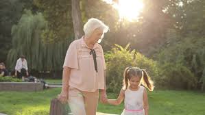 Resultado de imagen de niÃ±a  de paseo con su abuela