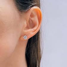 round diamond stud earrings
