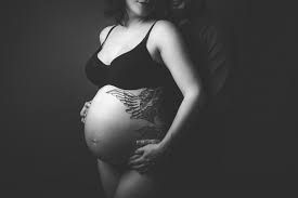 photo-grossesse-femme-enceinte-noir-et-blanc - OMP