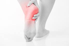 4 heel pain symptoms to take seriously