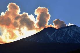 Ultima eruzione, oggi 19 luglio 2019. Etna Nuova Eruzione Nube Di Cenere Intorno Al Vulcano