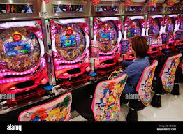 Person spielen Pachinko-Maschine. Japan ...