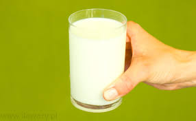 Ile waży Szklanka mleka 0 5% sprawdź kalorie i wagę obejrzyj