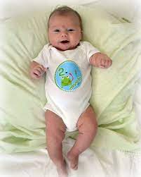 Mặc quần cho trẻ sơ sinh: Tưởng khó mà dễ không tưởng!