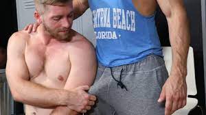 Muchachos musculosos disfrutan de una sesión de sexo gay | xHamster