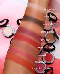 De mac eyeshadow pink venus lustre heeft, zoals de naam belooft, een rijke roze kleur. Product Spotlight Mac Powder Kiss Eye Shadow Makeup And Beauty Blog