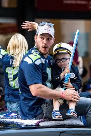 Chris pratt and anna faris announced they're legally separating after eight years of marriage, but they will continue to coparent. Anna Faris And Chris Pratt S Son Steals The Spotlight During Seattle S Annual Parade Chris Pratt Son Chris Pratt Chris Pratt Movies