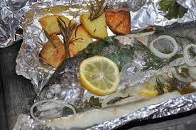 Fisch in Folie gebacken mit Rosmarinkartoffeln - Rezept | GuteKueche.at