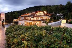 Haus tegernsee boasts double rooms and suites in which the picturesque countryside and customs of the tegernsee valley are part of at haus tegernsee the wonderful world outside continues inside. Hotel Villa Am See Tegernsee