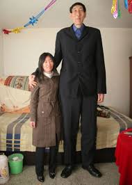 Sandra elaine allen was born in the usa on 18 june 1955. World S Tallest Man Marries Small Woman Metro News