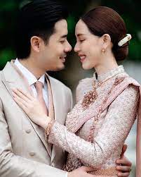 เชน ณัฐวัฒน์ ควง แพร พิไลรัมภา เข้าพิธีแต่งงานแบบไทยสุดอบอุ่น