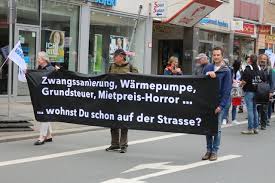 Demo-Zug mit Transparenten in Augsburg: Unzufriedene und enttäuschte Bürger - Augsburg