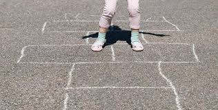 Jugarlo es sencillo, primero debes extender los yases en el piso y luego saltar la pelota elástica en el piso. Los 10 Juegos Tradicionales De Guatemala Mas Populares
