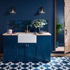 decorate with blue in the bathroom