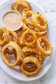 crispy onion rings with dipping sauce