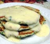 spinach cakes with gouda cheese sauce