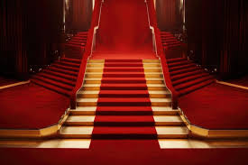 uma escada com carpete vermelho com