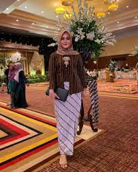 Anda bisa mencari busana dengan harga yang lebih terjangkau tentunya. 9 Inspirasi Baju Pendamping Wisuda Dengan Hijab Tampil Kece Elegan