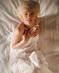Marilyn Monroe Beauty In Bed Between