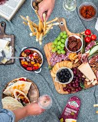 Specious etymologies seem to be all the rage of late, and a dubious claim about the origin of the word 'picnic' fits that trend. Aperitivo Auf Deiner Picknickdecke So Wird S Italienisch Artikel Foodboom