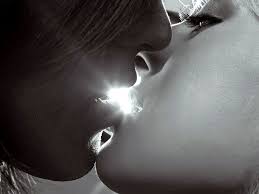 (jika ciuman adalah hujan, akan aku kirimkan air. 17 Gaya Ciuman Dan Maknanya Mana Yang Kamu Suka