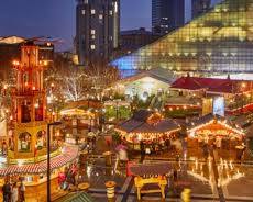 Gambar Manchester Christmas Markets in Manchester at night