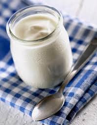 du yaourt avec du lait en poudre