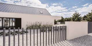 Agar pagar rumah tidak terkesan terlalu tertutup, aplikasikan peletakan besi dengan jeda yang beragam. Unik Berikut Model Model Pagar Rumah Minimalis Terbaru 2020