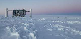 El telescopio enterrado en el hielo que escruta los misterios del cosmos