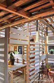 people are building pallet houses in