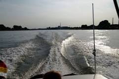 Wie schnell darf man mit dem Boot auf dem Rhein fahren?