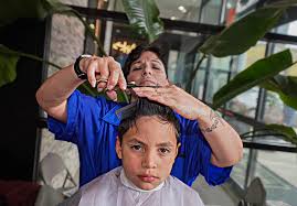 nyc mayor helps launch free hair salon
