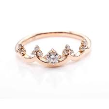 Cincin tunangan merupakan sebuah cincin yang biasanya dilengkapi dengan berlian atau batu berharga yang diberikan oleh seorang pria kepada tunangannya pada hari pertunangan. 30 Rekomendasi Cincin Tunangan Cantik Terbaik 2021