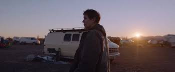 Una mujer, después de perderlo todo durante la recesión, se embarca en un viaje hacia el oeste americano viviendo como una nómada en una caravana. Nomadland Trailer Frances Mcdormand Heads West Film