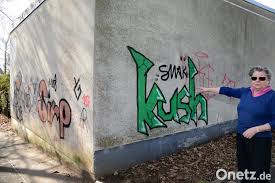 Seems to me that it has to be illicit to be graffiti. Graffiti An Garage Led Lampen Locken Sprayer An Onetz