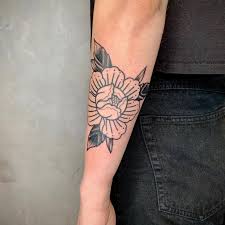 Flower tattoos are pretty typical and common for women, although some guys can get them as well. Buzz Club Tattoo Studio Top 5 Unique Traditional Flower Tattoos Tattoo Shop Leeds
