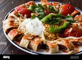 Türkische Lebensmittel Beyti Kebap/Shawarma Kebab mit Joghurt.  Traditionelle Speisen mit Hackfleisch Stockfotografie - Alamy