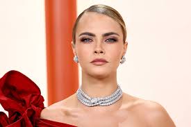cara delevingne wore these 6 lashes on