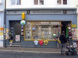 Die klinik für augenheilkunde am universitätsklinikum freiburg ist eine der größten augenkliniken in deutschland. File Spielzeugladen Holzpferd In Der Freiburger Gerberau 3 Jpg Wikimedia Commons