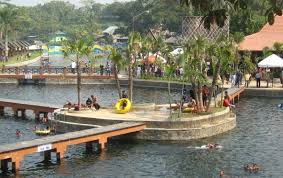 Tiga kolam renang yang tersedia menjadi sasaran wisatawan, tidak hanya untuk berenang. Taman Wisata Wendit Kolam Pemandian Alami Di Malang Rumah Dengan Kolam Renang Tempat Kolam