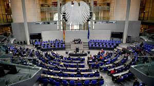The bundestag is the german federal parliament. Corona Und Die Kontrollfrage Parlamente Wollen Mitreden Br24