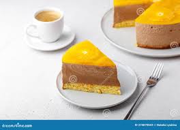 Torta Mousse De Chocolate Con Jalea De Base De Galletas Y Círculos  Naranjas. Tarta De Queso Casera Y Una Taza De Café. Imagen de archivo -  Imagen de primer, taza: 274870043