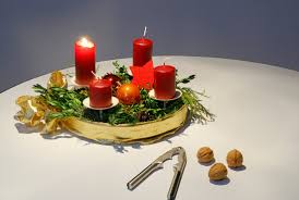 Adventskranz mit einer brennenden Kerze, … – Bild kaufen – 70264640 ❘  lookphotos